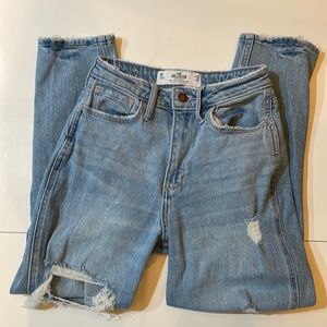 Hollister Girls curvy high rise mom jean. Ripped jeans. Size: W24. L25. OS